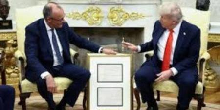 شهادة ميلاد جد ترامب.. شاهد سر هدية المستشار الألمانى للرئيس الأمريكى