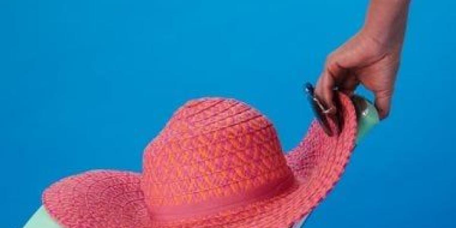 10 عناصر أساسية فى شنطة البحر.. واقي الشمس والمرطب ضرورة